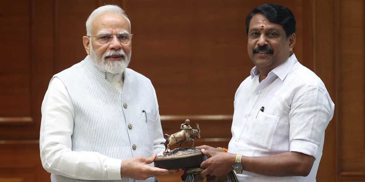 Nainar Nagendran meeting Prime Minister Narendra Modi and presenting a bronze sculpture